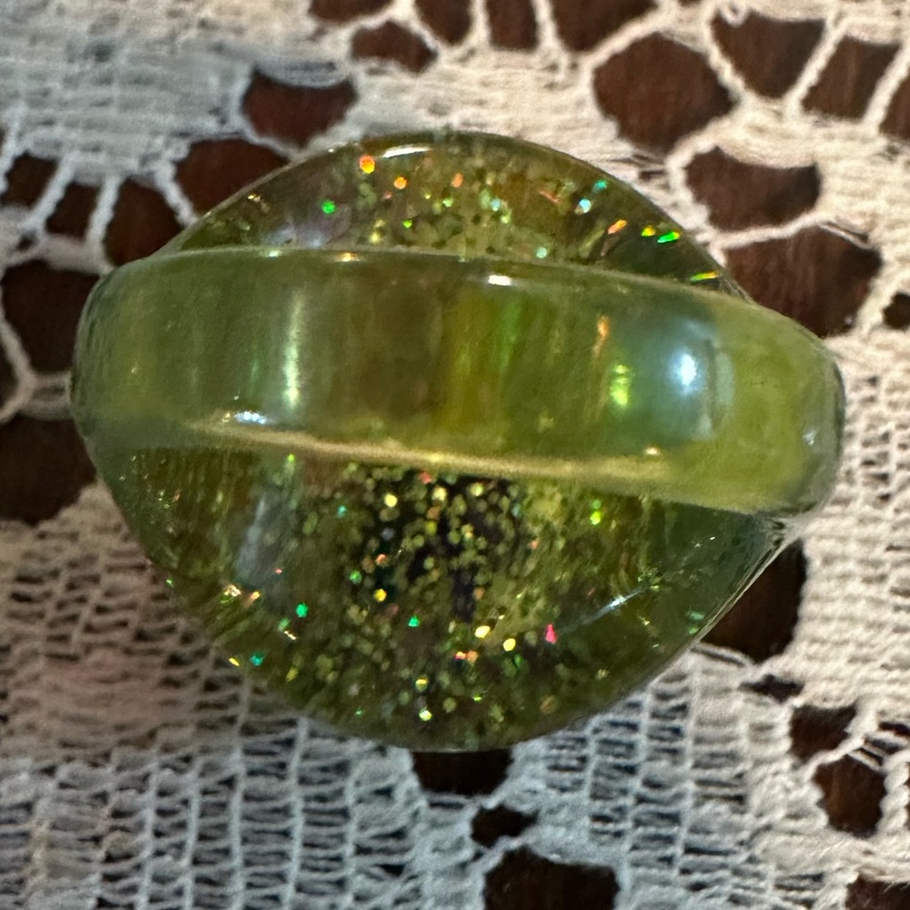 ⭐️HOST PICK⭐️ Vintage Groovy Flower Power Ring of the 60’s - Lucite Dome - Picture 3 of 7